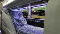 Selain itu, bus ini juga tampak memiliki dua kursi sleeper bus yang terletak persis di belakang kabin pengemudi. Foto: Instagram @adiputro_official