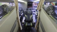 Dilihat dari postingan Instagram @adiputro_official, bus tingkat PO Gunung Harta ini sudah menganut konfigurasi jok social distancing, 1-1-1. Konfigurasi jok seperti ini mulai populer di era pandemi virus Corona sebagai upaya mencegah penularan virus. Foto: Instagram @adiputro_official