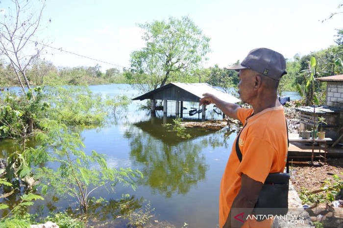 Danau baru muncul di Kelurahan Sikumana, Kota Kupang, Provinsi Nusa Tenggara Timur, usai terjadi bencana alam badai siklon tropis seroja, Minggu (18/4/2021). (FOTO ANTARA/ Benny Jahang)