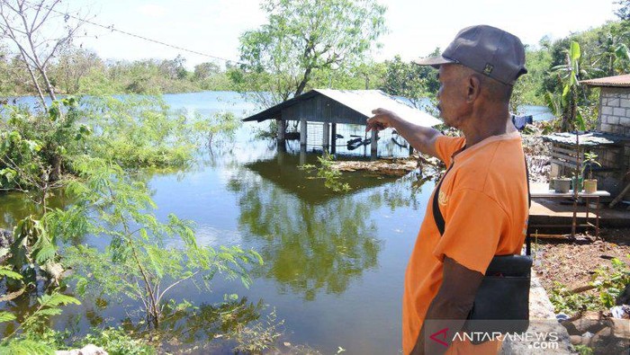 Danau baru muncul di Kelurahan Sikumana, Kota Kupang, Provinsi Nusa Tenggara Timur, usai terjadi bencana alam badai siklon tropis seroja, Minggu (18/4/2021). (FOTO ANTARA/ Benny Jahang)
