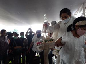 Ketegaran Dian Sastro-Suami Antar Adiguna Sutowo ke Rumah Terakhir