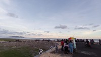 Ramadhan tahun ini pantai barat Pangandaran masih menjadi lokasi favorit warga untuk ngabuburit. Menyaksikan detik-detik matahari tenggelam memberikan kepuasan tersendiri. (Faizal Amiruddin/detikTravel)