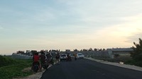 Ngabuburit di pantai timur Pangandaran memang bukan untuk menikmati suasana matahari tenggelam, di sinilah lokasi favorit bagi mereka pemburu takjil dan jajanan. Kita bisa membeli hasil laut segar yang dijajakan bakul ikan. Cumi, udang, kakap, kerapu dan lainnya dijual dengan harga cukup bersahabat. (Faizal Amiruddin/detikTravel)