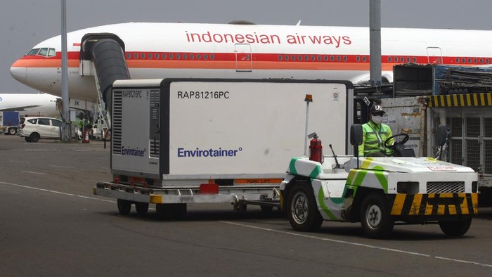 Menteri Kesehatan Budi Gunadi Sadikin memberikan keterangan pers terkait kedatangan vaksin COVID-19 Sinovac setibanya dari Beijing di Terminal Cargo Bandara Soekarno Hatta, Tangerang, Banten, Minggu (18/4/2021). Sebanyak enam juta dosis vaksin COVID-19 Sinovac yang dibawa dengan pesawat Garuda Indonesia tersebut, selanjutnya dibawa ke Bio Farma Bandung sebelum didistribusikan ke Kota dan Kabupaten di Indonesia. ANTARA/Muhammad Iqbal/aww.