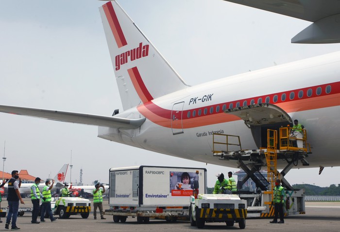 Menteri Kesehatan Budi Gunadi Sadikin memberikan keterangan pers terkait kedatangan vaksin COVID-19 Sinovac setibanya dari Beijing di Terminal Cargo Bandara Soekarno Hatta, Tangerang, Banten, Minggu (18/4/2021). Sebanyak enam juta dosis vaksin COVID-19 Sinovac yang dibawa dengan pesawat Garuda Indonesia tersebut, selanjutnya dibawa ke Bio Farma Bandung sebelum didistribusikan ke Kota dan Kabupaten di Indonesia. ANTARA/Muhammad Iqbal/aww.