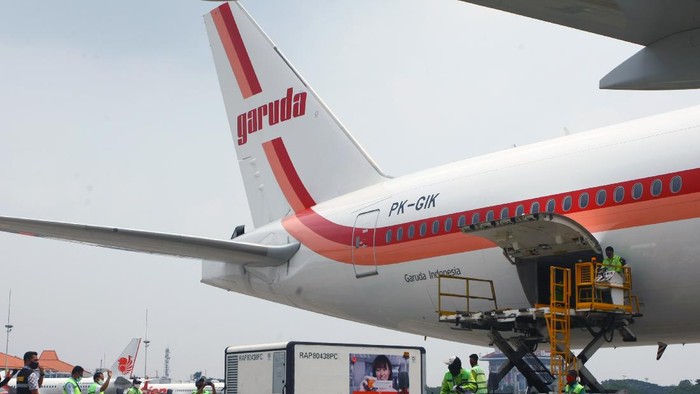 Menteri Kesehatan Budi Gunadi Sadikin memberikan keterangan pers terkait kedatangan vaksin COVID-19 Sinovac setibanya dari Beijing di Terminal Cargo Bandara Soekarno Hatta, Tangerang, Banten, Minggu (18/4/2021). Sebanyak enam juta dosis vaksin COVID-19 Sinovac yang dibawa dengan pesawat Garuda Indonesia tersebut, selanjutnya dibawa ke Bio Farma Bandung sebelum didistribusikan ke Kota dan Kabupaten di Indonesia. ANTARA/Muhammad Iqbal/aww.