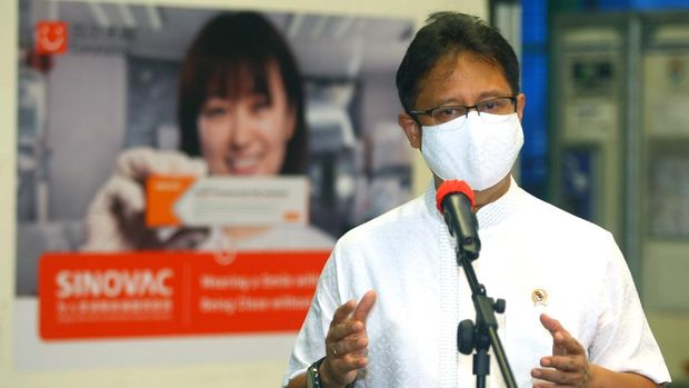 Menteri Kesehatan Budi Gunadi Sadikin memberikan keterangan pers terkait kedatangan vaksin COVID-19 Sinovac setibanya dari Beijing di Terminal Cargo Bandara Soekarno Hatta, Tangerang, Banten, Minggu (18/4/2021). Sebanyak enam juta dosis vaksin COVID-19 Sinovac yang dibawa dengan pesawat Garuda Indonesia tersebut, selanjutnya dibawa ke Bio Farma Bandung sebelum didistribusikan ke Kota dan Kabupaten di Indonesia. ANTARA/Muhammad Iqbal/aww.