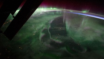 Melihat aurora borealis secara langsung saja sudah menakjubkan, jadi bisa dibayangkan betapa spektakulernya fenomena ini jika dilihat dari luar angkasa. Foto ini diambil oleh astronaut Randy Bresnik pada 15 September 2017 saat ISS melewati Ontario, Kanada. Foto: NASA