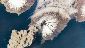 Astronaut Jeff Williams melaporkan kepada Alaska Volcano Observatory (AVO) bahwa gunung berapi Cleveland mengeluarkan asap pada 23 Mei 2006 pukul 15.00 waktu setempat. Tidak lama setelahnya, ia mengambil foto ini. Foto: NASA