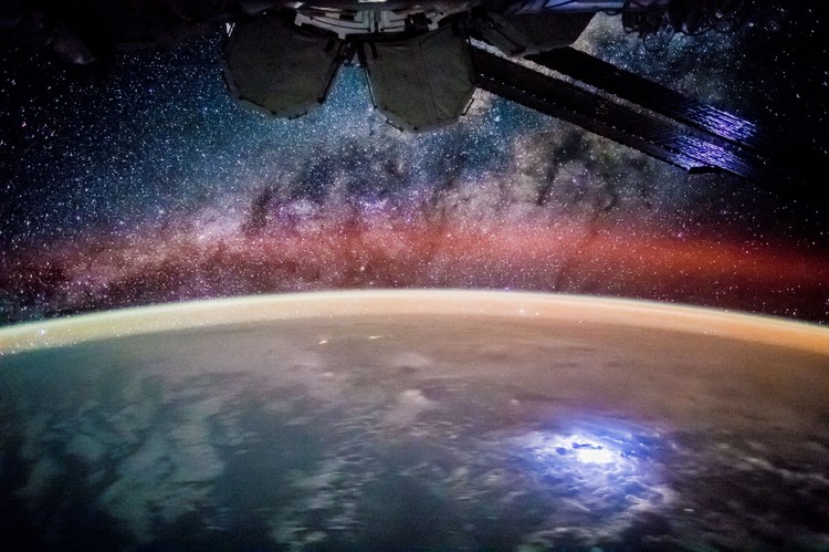 32 foto jepretan astronaut di luar angkasa bertanding di kontes fotografi Tournament Earth yang diadakan NASA