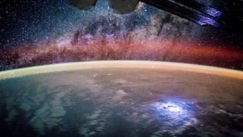 Astronaut NASA berhasil mengabadikan foto Galaksi Bima Sakti saat sedang melewati Kiribati pada 9 Agustus 2015. Dapat dilihat lengkungan Bumi dihiasi oleh airglow berwarna oranye, hijau dan merah. Foto: NASA