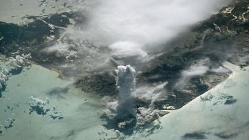 Astronaut di ISS berhasil menangkap fenomena aneh yang dikenal sebagai cumulus castellanus atau awan besar vertikal di atas Pulau Andros. Awan vertikal seperti ini biasanya terbentuk karena pergerakan udara vertikal yang sangat kuat yang biasanya berhubungan dengan badai. Foto: NASA