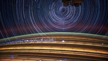 ISS mengorbit Bumi dengan kecepatan 29 ribu km/jam. Kecepatan yang ekstrem ini kadang menyulitkan astronaut untuk mengambil gambar, tapi kadang juga bisa membantu menghasilkan foto spektakuler seperti karya astronaut Don Pettit di atas. Foto: NASA