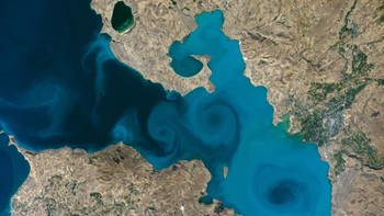 Astronaut Kate Rubins menangkap foto Danau Van di Turki pada 12 September 2016 yang terlihat menyejukkan mata dengan gradasi warna birunya. Setelah mengalahkan puluhan foto lainnya, foto ini terpilih sebagai jawara kontes Tournament Earth yang diadakan NASA. Foto: NASA