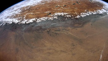 Foto yang diambil pada 23 Mei 2012 oleh astronaut Don Pettit menampilkan puncak Himalaya sepanjang 1.000 km yang ditutupi salju. Bagian yang terlihat seperti pembuluh darah di depannya adalah Sungai Gangga, Sungai Ghaghara dan Sungai Gandak. Foto: NASA