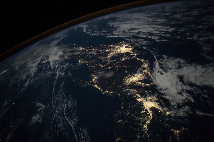 Foto jepretan astronaut di luar angkasa Kontes fotografi Tournament Earth mempertandingkan 32 foto hasil jepretan astronaut di luar angkasa