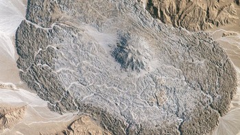 Foto yang terlihat seperti bisul ini sebenarnya adalah kubah garam dan gletser garam yang ada di Pegunungan Zagros, bagian tenggara Iran. Tidak seperti fitur geografis lainnya, gletser garam ini tidak memiliki nama di peta maupun atlas dunia. Foto: NASA