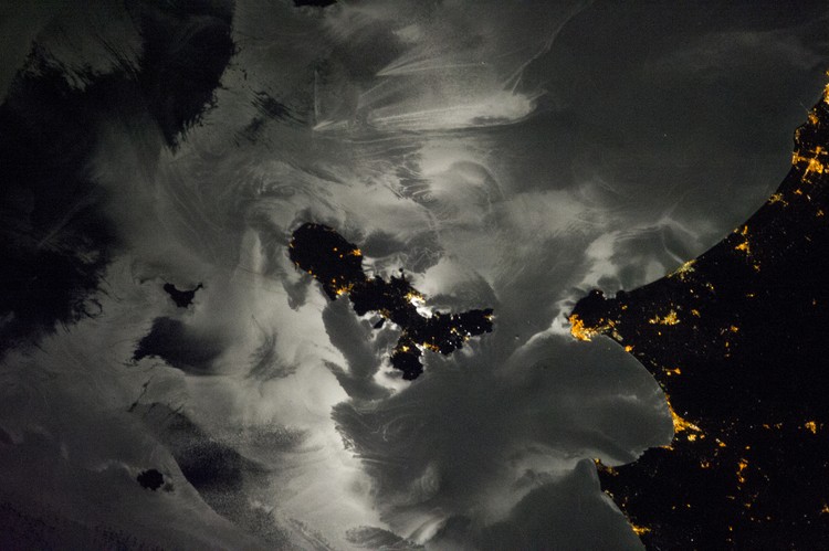 Foto jepretan astronaut di luar angkasa Kontes fotografi Tournament Earth mempertandingkan 32 foto hasil jepretan astronaut di luar angkasa