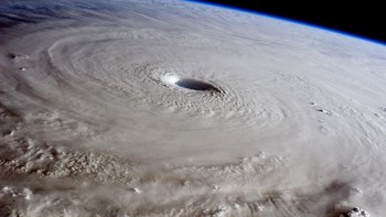 Foto topan super Maysak ini diambil oleh astronaut Samantha Cristoforetti pada 31 Maret 2015. Saat itu, topan kategori empat ini sedang melintasi Filipina. Foto: NASA