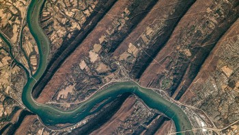 Liukan di atas menampilkan foto Sungai Susquehanna di Pegunungan Appalachia, AS. Foto ini diambil oleh astronaut Christina Koch pada 24 Desember 2019. Foto: NASA