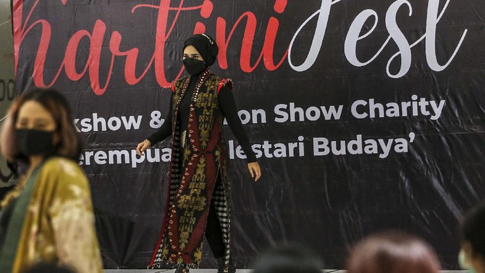 Galang Dana untuk Korban Bencana NTT Lewat Fashion Show Kartini Fest digelar di Jakarta, Sabtu (17/4/2021). Acara yang diisi dengan fashion show itu menggalang dana untuk korban bencana di NTT.