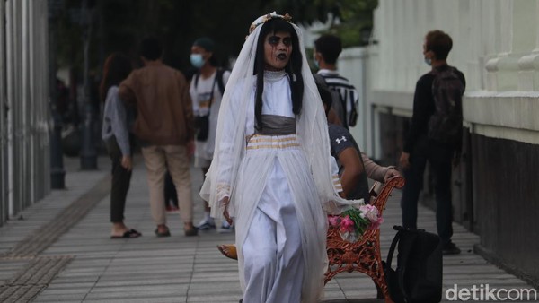 Di kawasan Gedung Merdeka ini juga terdapat banyak cosplayer karakter hantu, seperti kuntilanak hingga pocong. Jangan takut ya! Mereka cuma hantu bohongan, kok. (Wisma Putra/detikTravel) Di kawasan Gedung Merdeka ini juga terdapat banyak cosplayer karakter hantu, seperti kuntilanak hingga pocong. Jangan takut ya! Mereka cuma hantu bohongan, kok. (Wisma Putra/detikTravel)