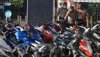 Polresta Padang mengamankan puluhan kendaraan roda dua yang terlibat dalam aksi balap liar di Jalan Chatib Sulaiman Padang pada Sabtu (17/4/2021) malam hingga Minggu dini hari.