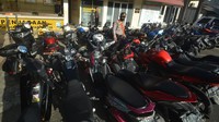 Petugas kepolisian mengecek kondisi kendaraan roda dua yang diamankan di Mapolresta Padang, Sumatera Barat, Minggu (18/4/2021).