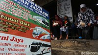 Seperti terlihat di agen bus di Jalan Jati Asih, Kota Bekasi, Jawa Barat, Minggu (18/04/2021).