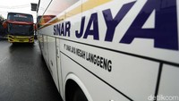 Ada juga warga yang mudik lebih awal dengan menggunakan transportasi bus. Rengga Sencaya/detikcom.