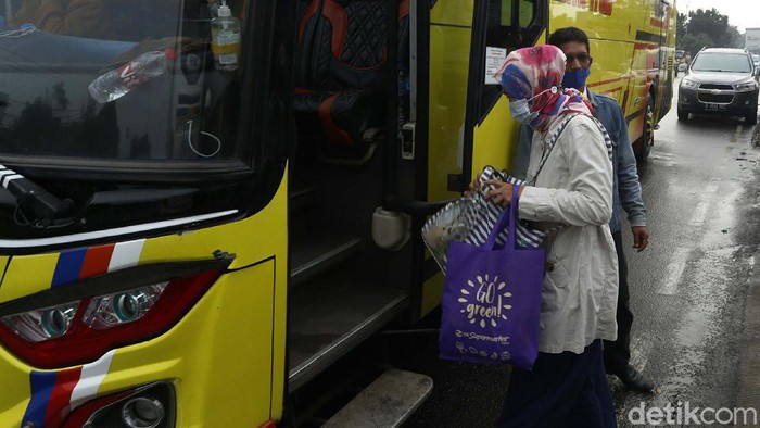 Pemerintah menetapkan larangan mudik 6-17 Mei 2021. Sebagian warga pun mulai mudik awal. Seperti terlihat di agen bus di Kota Bekasi.