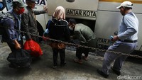 Warga memilih mudik lebih awal sebelum berlakukan larangan mudik oleh pemerintah. Rengga Sencaya/detikcom.