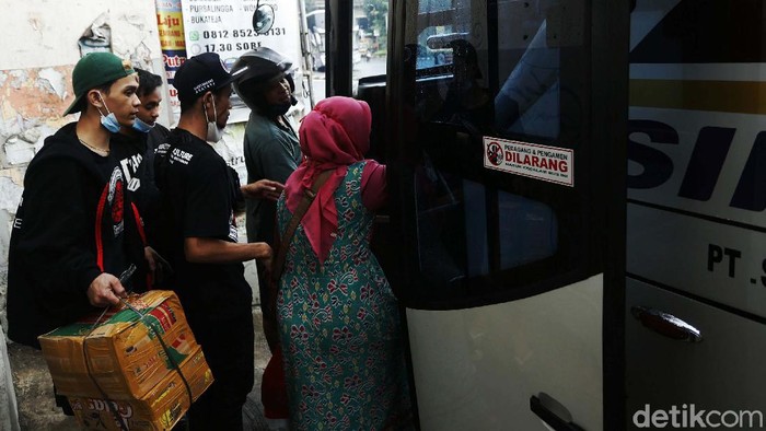 Pemerintah menetapkan larangan mudik 6-17 Mei 2021. Sebagian warga pun mulai mudik awal. Seperti terlihat di agen bus di Kota Bekasi.