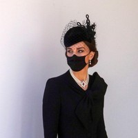 Di jajaran aksesori, terdapat sepasang anting dan kalung mutiara dari koleksi pribadi Ratu Elizabeth II yang menemani gaya ibu tiga anak itu. Kalung tersebut rupanya juga pernah Ratu Elizabeth II pinjamkan kepada mendiang ibu mertua Kate, Putri Diana. (Foto: Getty Images/WPA Pool)