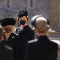 Kate Middleton termasuk satu dari 30 orang yang ikut menghadiri pemakaman Pangeran Philip. Jumlah tersebut sesuai dengan aturan pembatasan pemerintah Inggris terkait penanganan pandemi COVID-19. (Foto: Getty Images/WPA Pool)