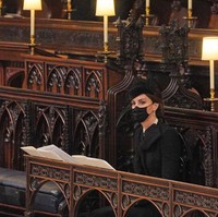 Seperti diberitakan banyak media asing, Kate sengaja memilih kalung ini sebagai bentuk penghormatan kepada   kakek suaminya itu serta dukungan untuk Ratu yang sedang berkabung atas kepergian suami tercinta yang telah mendampinginya selama 73 tahun. (Foto: Getty Images/WPA Pool)