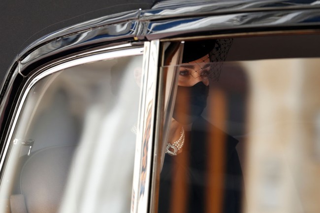 Kalung ini diketahui mulai menghiasi penampilan keluarga kerajaan sejak era 1980-an. Putri Diana memakainya pada 1982 untuk acara jamuan resmi Ratu Beatrix dan Pangeran Claus yang sedang berkunjung ke Inggris. Acara tersebut menjadi bagian dari beberapa kegiatan perdana Diana yang saat itu baru menikah dengan Pangeran Charles. (Foto: Getty Images/WPA Pool)