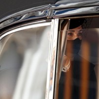 Kalung ini diketahui mulai menghiasi penampilan keluarga kerajaan sejak era 1980-an. Putri Diana memakainya pada 1982 untuk acara jamuan resmi Ratu Beatrix dan Pangeran Claus yang sedang berkunjung ke Inggris. Acara tersebut menjadi bagian dari beberapa kegiatan perdana Diana yang saat itu baru menikah dengan Pangeran Charles. (Foto: Getty Images/WPA Pool)