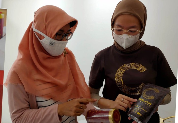 Keren! Pasangan Ini Ingin Populerkan Cokelat Indonesia Cokelatin Signature memperkenalkan outletnya di Cipondoh, Tangerang, Banten. Usaha pasangan suami istri ini ingin mempopulerkan cokelat asli Indonesia loh.