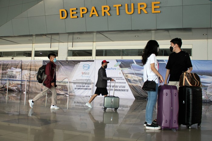 Sejumlah calon penumpang berjalan masuk ke dalam terminal keberangkatan di Bandara Internasional Sultan Hasanuddin, Maros, Sulawesi Selatan, Minggu (18/4/2021). Pihak bandara setempat mengaku telah siap mengantisipasi lonjakan penumpang jelang berlakunya pelarangan mudik oleh pemerintah pada 6-17 Mei 2021 dengan menerapkan protokol kesehatan COVID-19 secara ketat. ANTARA FOTO/Arnas Padda/yu/aww.