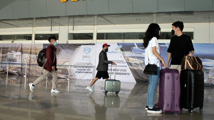 Sejumlah calon penumpang berjalan masuk ke dalam terminal keberangkatan di Bandara Internasional Sultan Hasanuddin, Maros, Sulawesi Selatan, Minggu (18/4/2021). Pihak bandara setempat mengaku telah siap mengantisipasi lonjakan penumpang jelang berlakunya pelarangan mudik oleh pemerintah pada 6-17 Mei 2021 dengan menerapkan protokol kesehatan COVID-19 secara ketat. ANTARA FOTO/Arnas Padda/yu/aww.