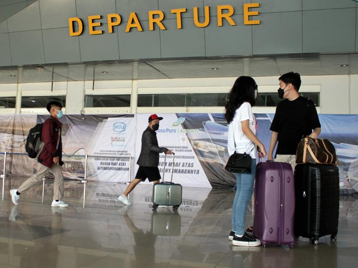 Sejumlah calon penumpang berjalan masuk ke dalam terminal keberangkatan di Bandara Internasional Sultan Hasanuddin, Maros, Sulawesi Selatan, Minggu (18/4/2021). Pihak bandara setempat mengaku telah siap mengantisipasi lonjakan penumpang jelang berlakunya pelarangan mudik oleh pemerintah pada 6-17 Mei 2021 dengan menerapkan protokol kesehatan COVID-19 secara ketat. ANTARA FOTO/Arnas Padda/yu/aww.