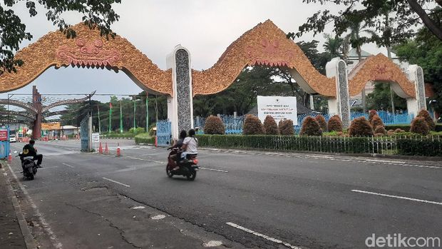 Pengelolaan Taman Mini Indonesia Indah (TMII) resmi diambil alih negara mulai April 2021. Kondisi terkini beberapa wahana tutup dan pengunjung pun sepi.