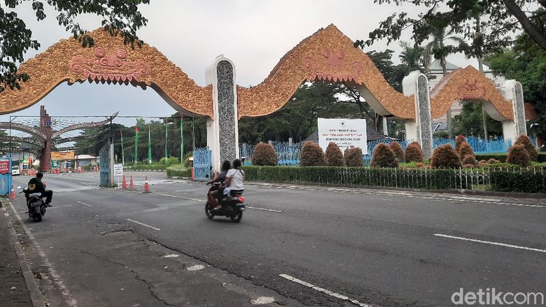 Kondisi Terkini TMII: Sejumlah Wahana Tutup dan Sepi Pengunjung Pengelolaan Taman Mini Indonesia Indah (TMII) resmi diambil alih negara mulai April 2021. Kondisi terkini beberapa wahana tutup dan pengunjung pun sepi.
