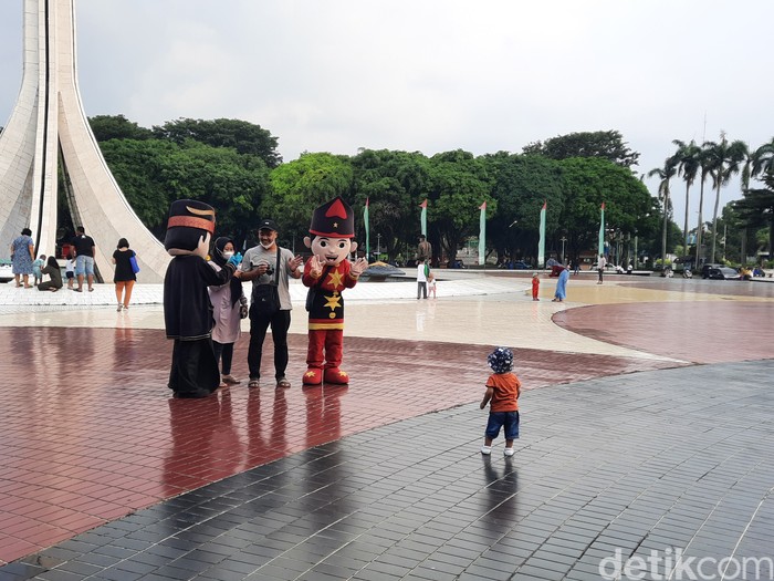 Pengelolaan Taman Mini Indonesia Indah (TMII) resmi diambil alih negara mulai April 2021. Kondisi terkini beberapa wahana tutup dan pengunjung pun sepi.
