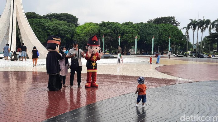 Pengelolaan Taman Mini Indonesia Indah (TMII) resmi diambil alih negara mulai April 2021. Kondisi terkini beberapa wahana tutup dan pengunjung pun sepi.