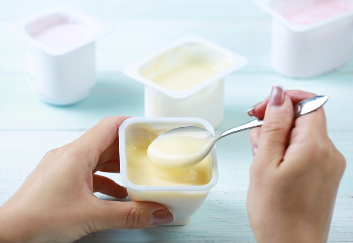konsumsi yogurt saat sahur dianjurkan agar kesehatan pencernaan tetap terjaga.