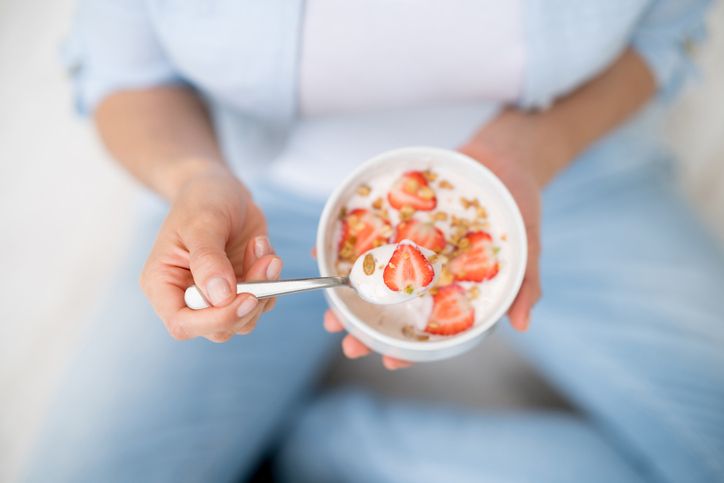 konsumsi yogurt saat sahur dianjurkan agar kesehatan pencernaan tetap terjaga.