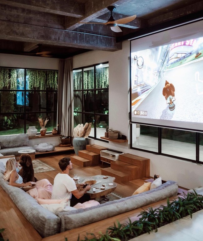 Awal pandemi Corona Jack dan Lauren yang tinggal di sebuah rumah mewah di kawasan Canggu Bali jadi viral. Banyak netizen mengagumi mansion seharga Rp 17 miliaran tersebut. Sayangnya kemewahan itu tidak bisa membuat hubungan keduanya bahagia dan langgeng. Hal tersebut sampaikan Lauren dalam postingannya di Instagram. Foto: Instagram @gypsea_lust