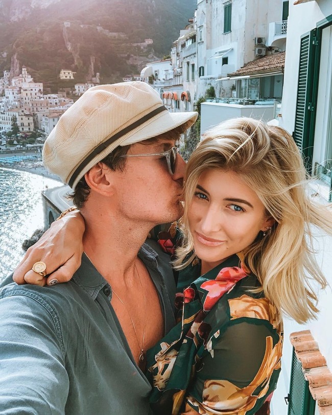 Rumah mereka sempat diperbincangkan karena kemegahan dan arsitekturnya yang unik. Mereka bikin banyak orang iri sekaligus nyinyir karena dianggap pamer dan sombong selagi orang-orang lain menghadapi kesulitan. Foto: Instagram @gypsea_lust